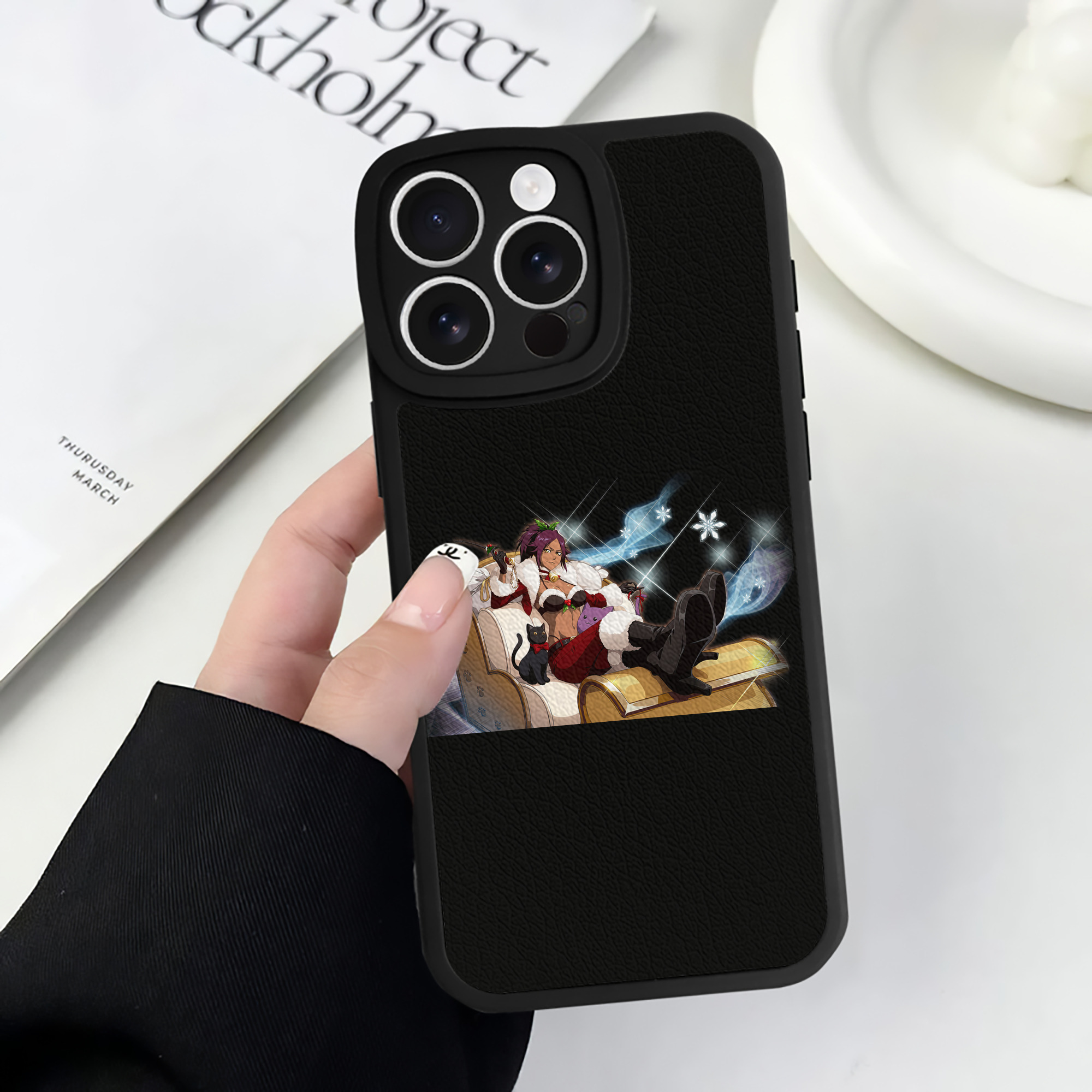 （画像用） ブリーチ 四楓院 夜一（しほういん よるいち） BLEACH Shihouin Yoruichi 【iPhone 16シリーズ対応】シリコンスマホケース（レザー調） 材質：シリコン